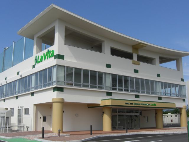 【施設外観】山形徳洲会病院の向かいにあります。駐車場無料です。