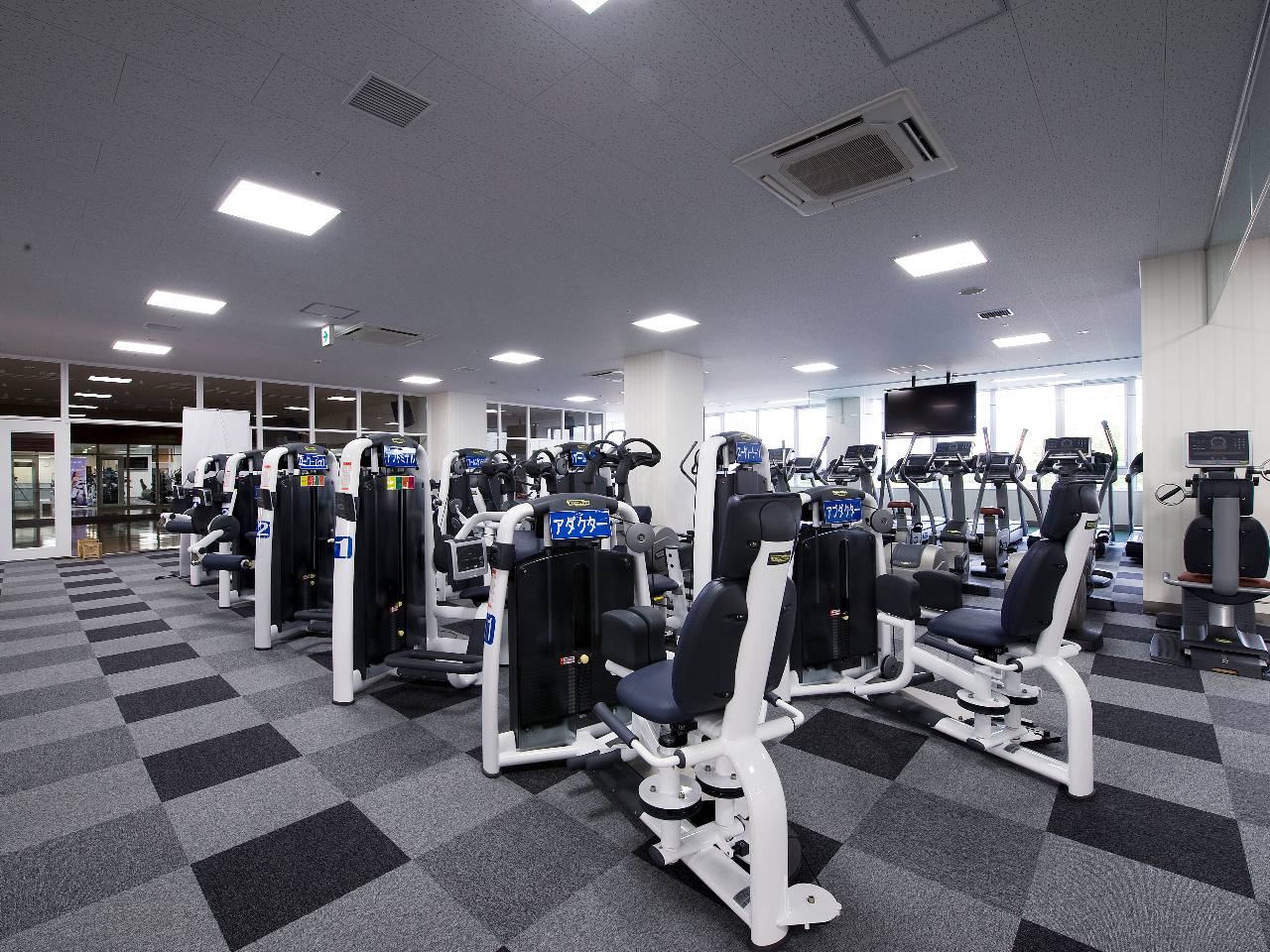 【ジムエリア】マシン・設備が充実!初めての方でも安心♪インストラクターが丁寧にご案内致します。ぜひご利用ください!