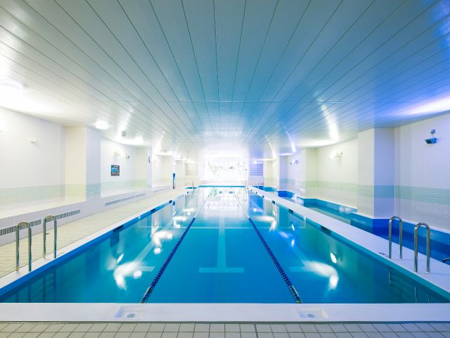 【プール】 25mプール3コースの他、ウォーキング専用プール1コースもございます。 採暖用ジャグジーもあり。