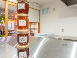 柿の実食堂の山形県産果物を使用した手作りジャム体験。ラベルはオリジナルのラベルを貼ってみよう!