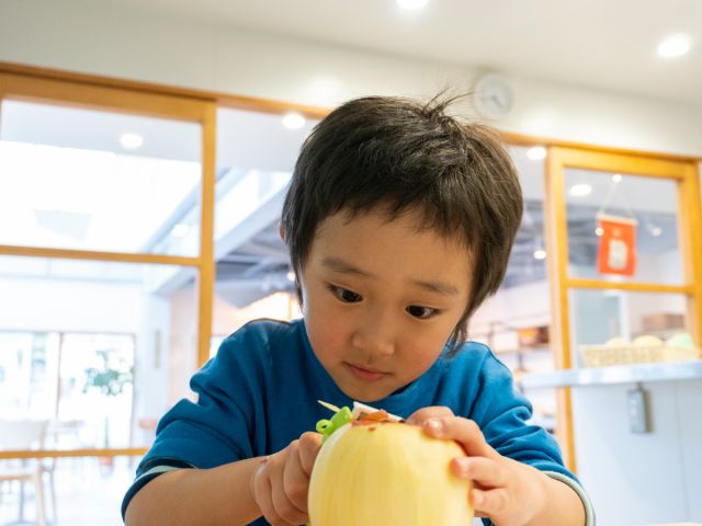 山形県産の季節の果物を使用します。皮剥きも、フルーツのカッティングも、種取りも全部体験しちゃおう!