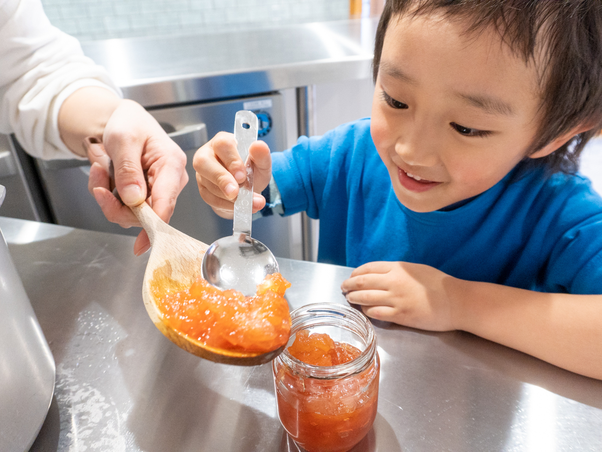 完成したジャムの瓶詰め作業!この後は脱気作業です。長期間保存が可能になるようにします。ジャムが長持ちするのは脱気作業のおかげ!