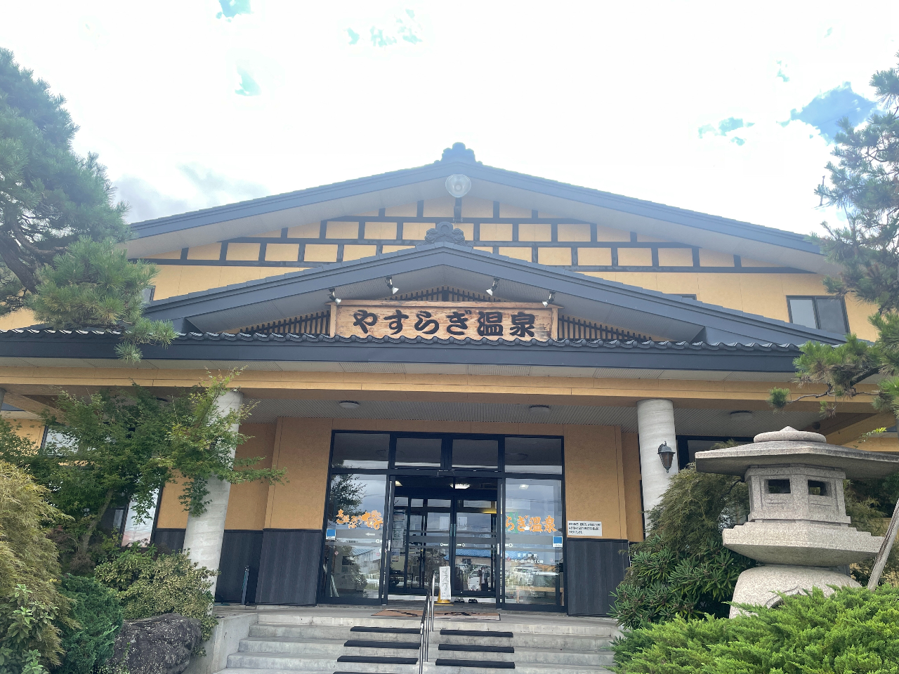 大きな看板が目印です