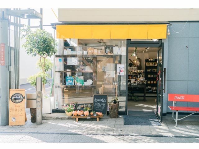 会場は、1階のねこ雑貨店の2階となります。