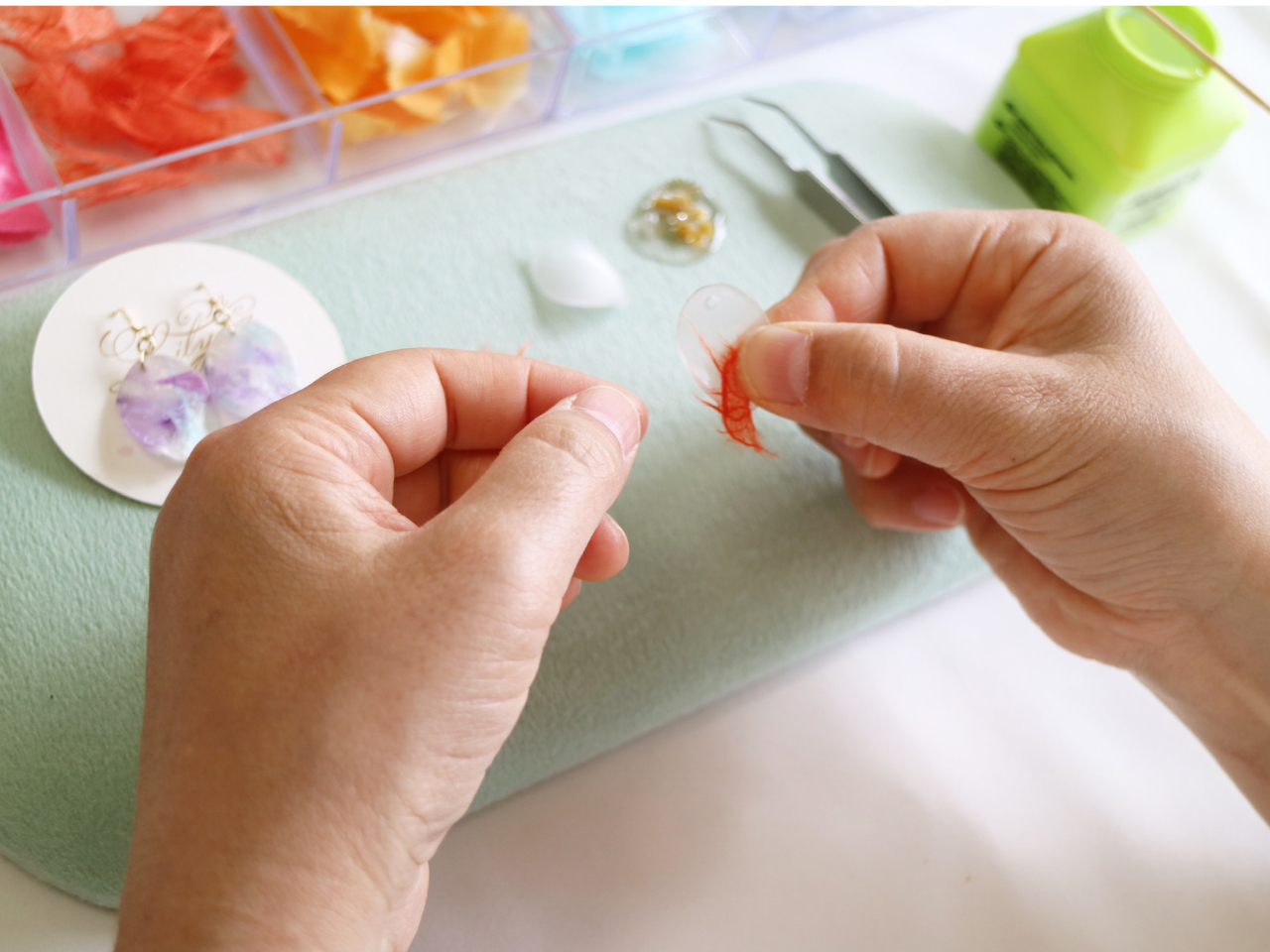 和紙の繊維質を上手に使って、ちぎって、貼って。