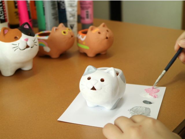 下地が乾いてから、模様を描きます