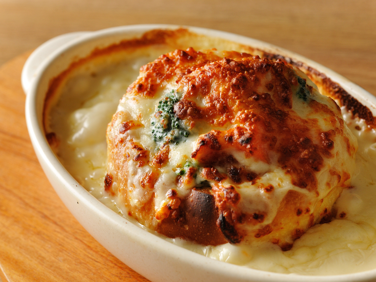 眺望を楽しみながら名物山グルメ、焼き立てあつあつのパングラタンをどうぞ。