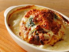 眺望を楽しみながら名物山グルメ、焼き立てあつあつのパングラタンをどうぞ。