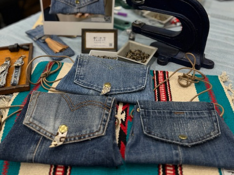 リメイクデニムはUSEDのジーンズを使用します。一点一点違うオンリーワンの作品が作れます