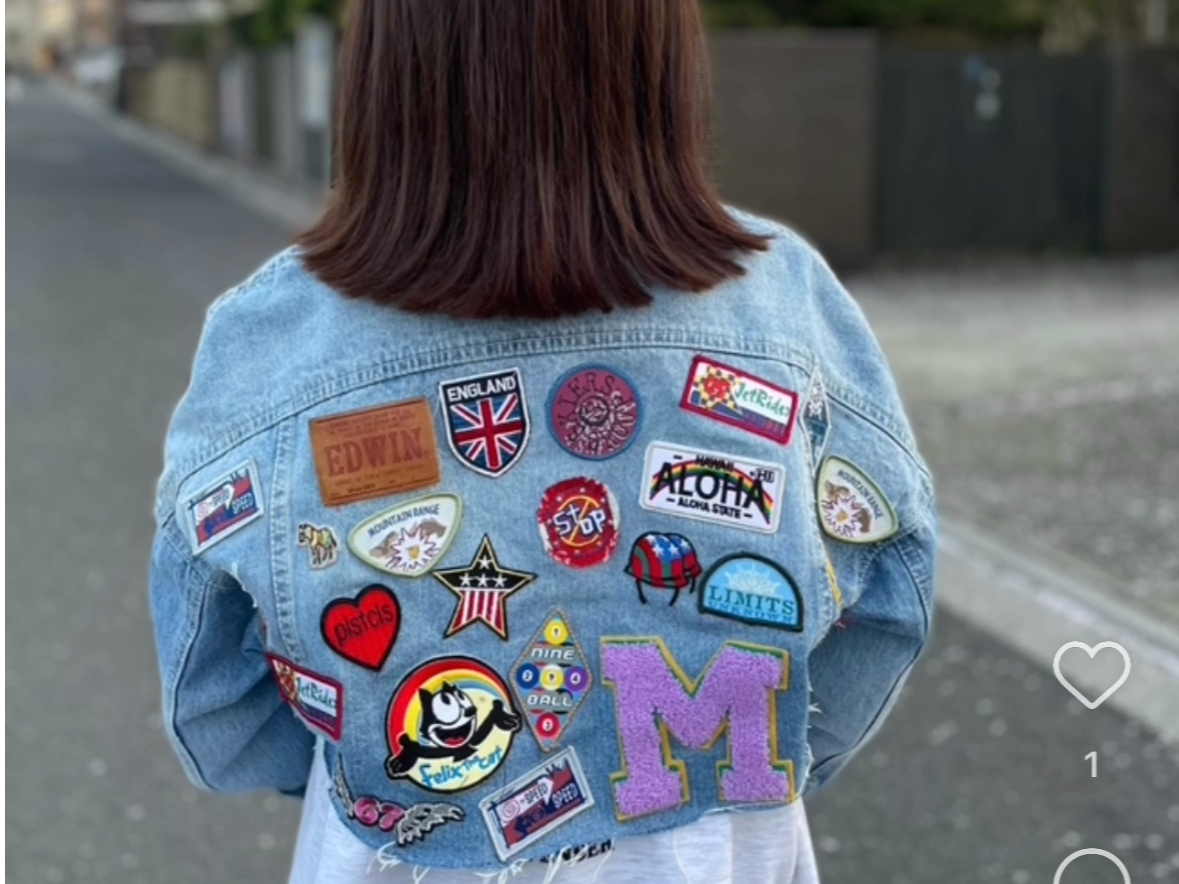 人目をひくワッペンジャンバーもキュートです!