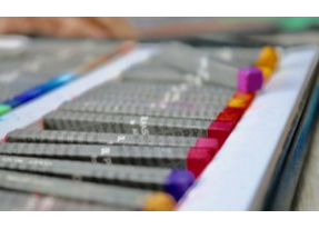 特別なチョークを使用して描いていきます。初めてでも丁寧にお教えします!