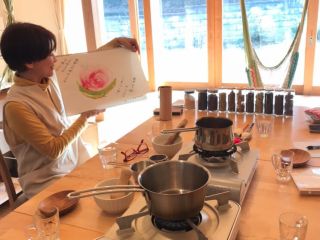 「あなただけのチャイに出逢うチャイワークショップ 』 ナビゲーターの谷本です。(開催場所によって会場の雰囲は違います)