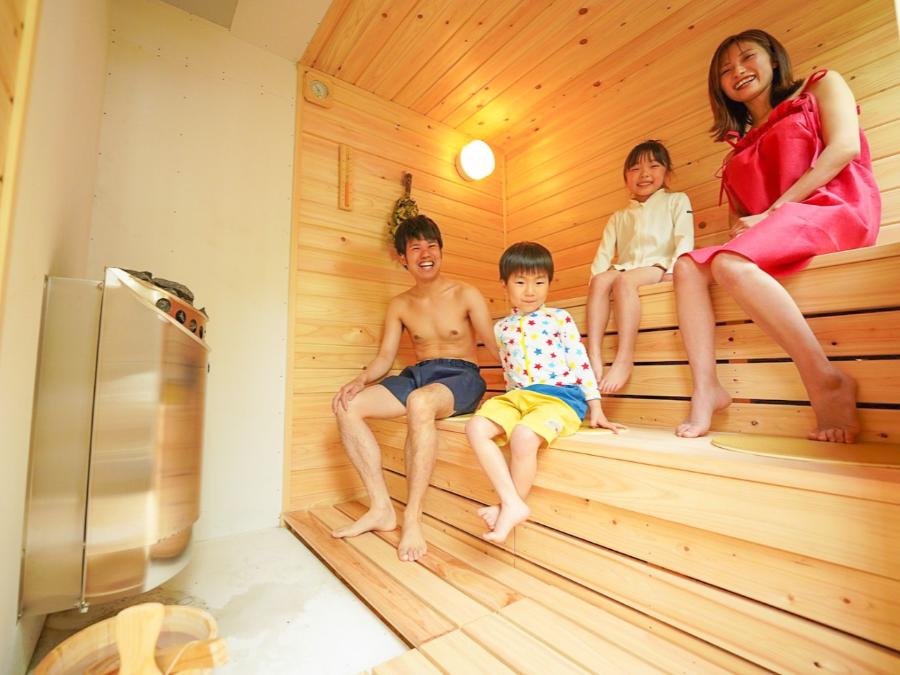 こだわりのヒノキのサウナ室