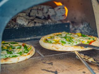 ピザ窯で焼くピザはふっくらしていてとっても美味しいです!採れたての野菜をのせられるので、季節によって色んな種類のピザづくりを楽しめます!