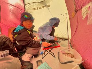 ストーブ付きテント内で暖まりながらワカサギを狙えます!