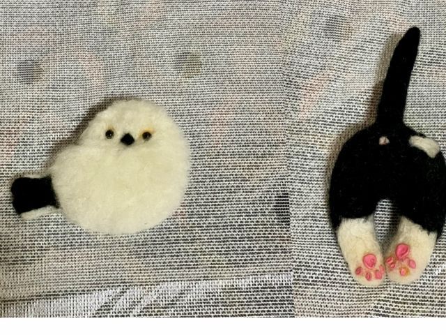 北海道に生息する雪の妖精 シマエナガ&黒と白の猫おしりっぽのブローチ