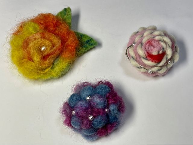 好きな色や形でお花のブローチ!羊毛フェルトで軽いからスカーフ止めにもかわいいです!