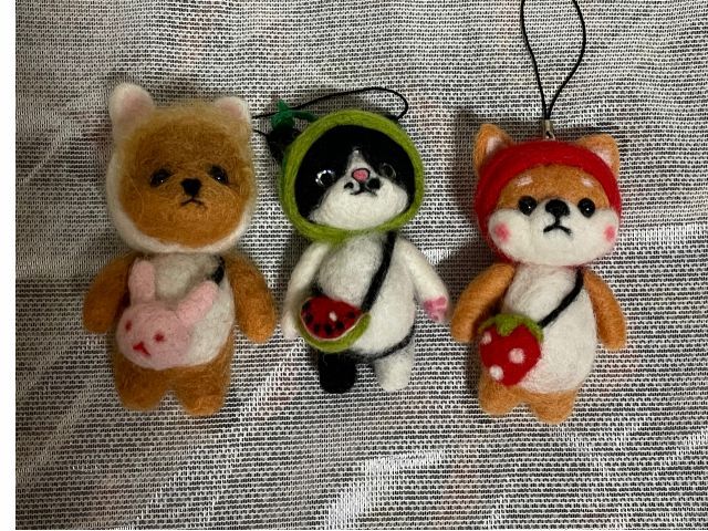 イチゴが好きすぎる芝犬ちゃん、スイカが大好き黒ハチワレ、ウサギといつも一緒のプードルちゃん お茶目な3人組です。