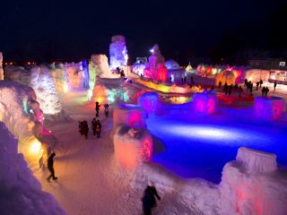 夜に浮かぶライトアップされた幻想世界♪支笏湖氷濤まつり