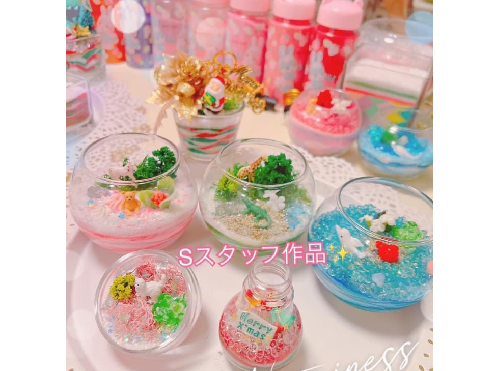 《Mサイズ》ガラス容器丸バージョン。カラーはたくさんのプロ用の色砂から選べます。 ※スタッフが制作した作品です。