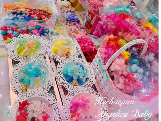 OnlyOneが作れる!たくさんの本物お花のプリザーブドフラワーを使用します。カラフルなアジサイやカスミソウで作ります。薔薇やパールも使用。