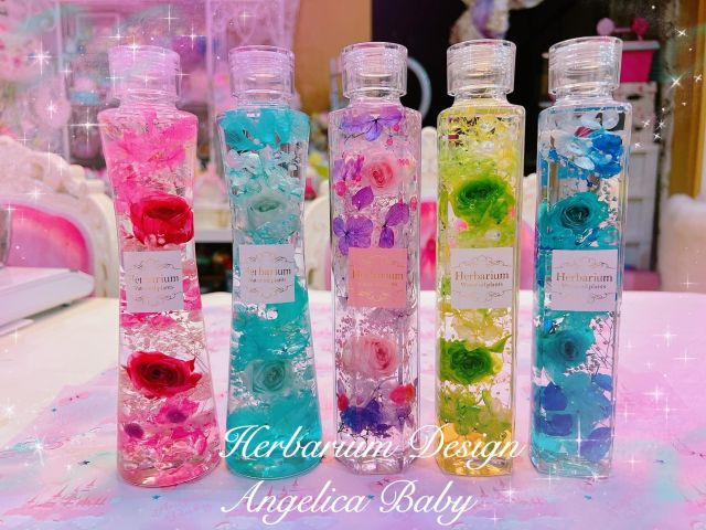 結婚のお祝いやお誕生日のプレゼントとしても人気です。カラフルな薔薇を使います。 2.スリムボトル