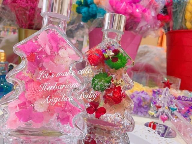 クリスマスツリー型ハーバリウムガラスで作ります。他では手に入らないボトルでの作成。1.クリスマスツリーボトル