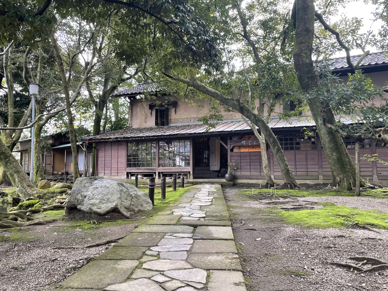 静寂な日本庭園の中にある工房で陶芸体験