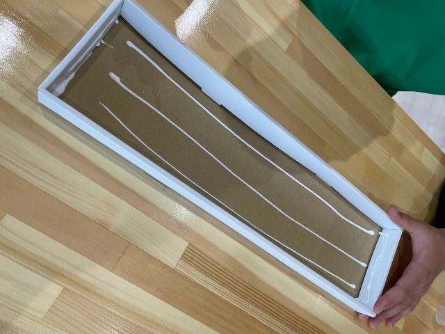 まず初めに隅と底にボンドを塗ります