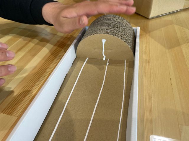 束にした段ボールを入れて行きます