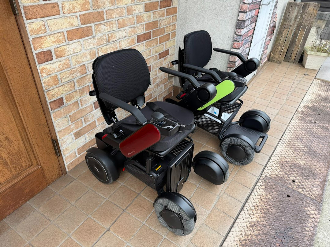 �uWHILL�v�Ƃ́A�X�}�[�g�Ȉړ�����������A��l���̈ړ��@��ł��B�p���t���ȋ쓮��7.5cm�̒i�������z���邱�Ƃ��ł��A�ׂ��H�n�A�������A�Ő������s��