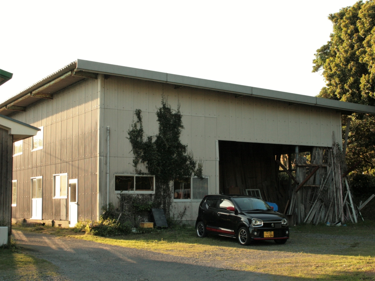 自然豊かで静かな山間の高台にある木工所の一室が彫金体験会場になります。