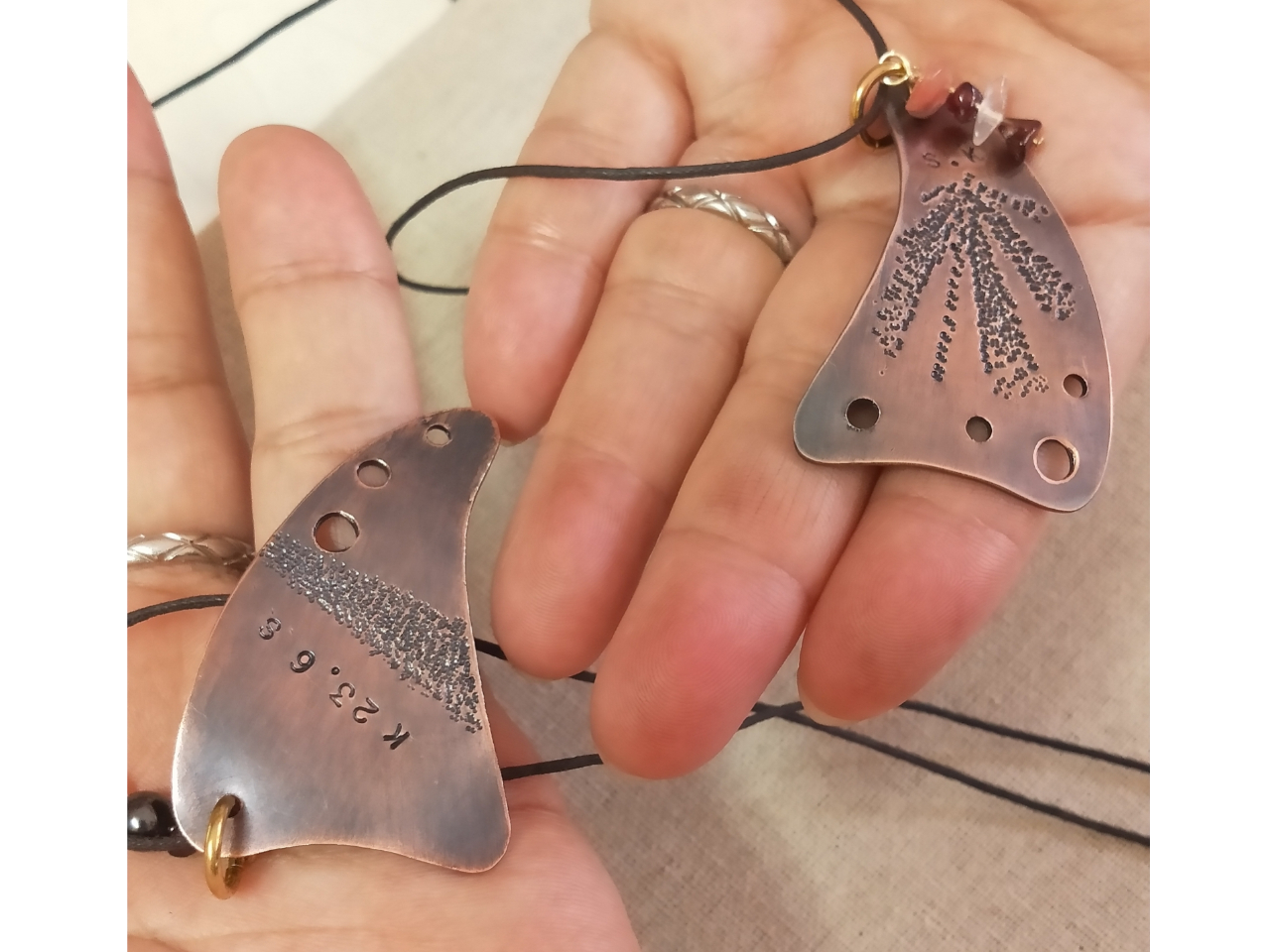 ペアで完成したペンダント!刻印や誕生石を選んで、素敵な旅の思い出になります♪