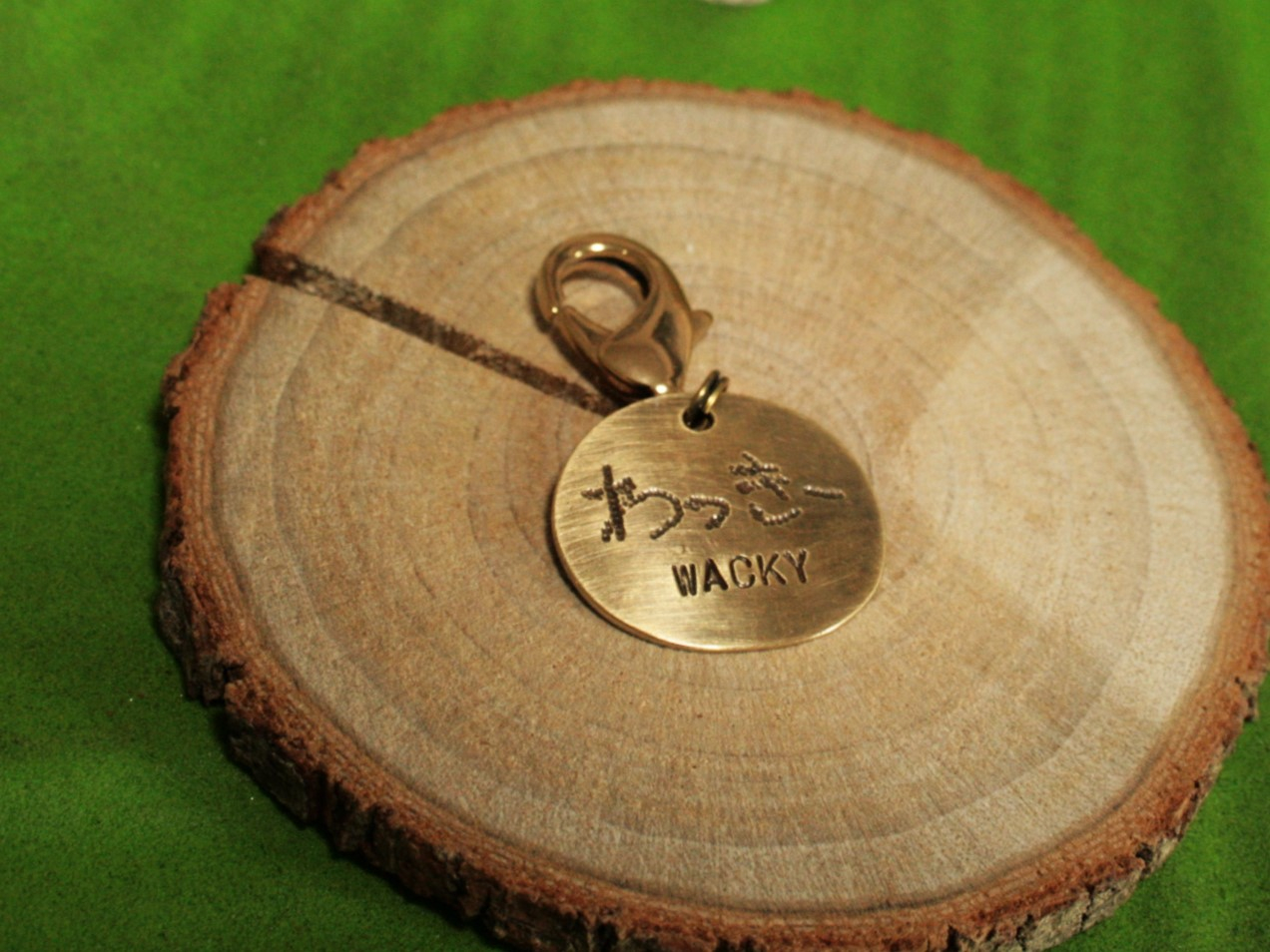 表面は名前を彫って、刻印も入れます。裏面は次の画像へ