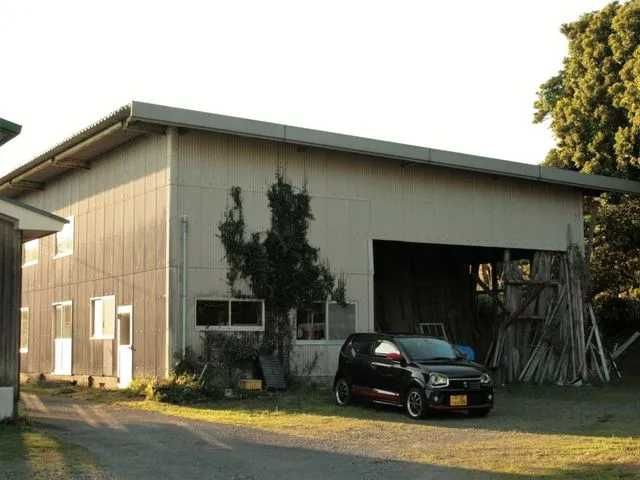 駐車場は坂を登って右側です。