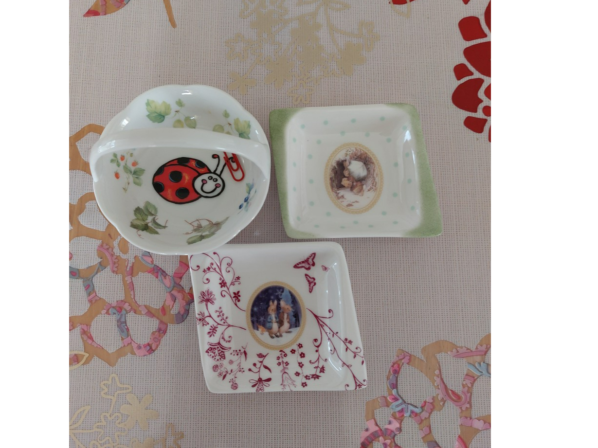 どの食器で作るかをお選びいただき、転写紙を貼っていきます