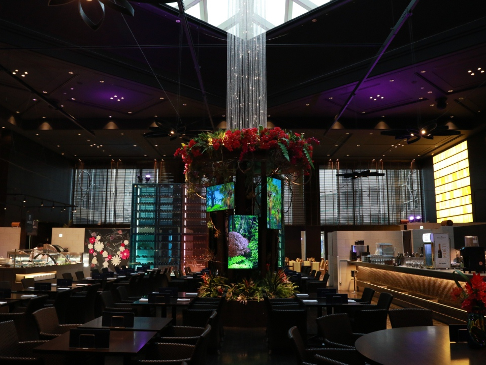 ライブキッチンでのパフォーマンス、フォトジェニックなディスプレイなど、新感覚のエンターテイメントブッフェレストランをぜひ、ご体感ください。