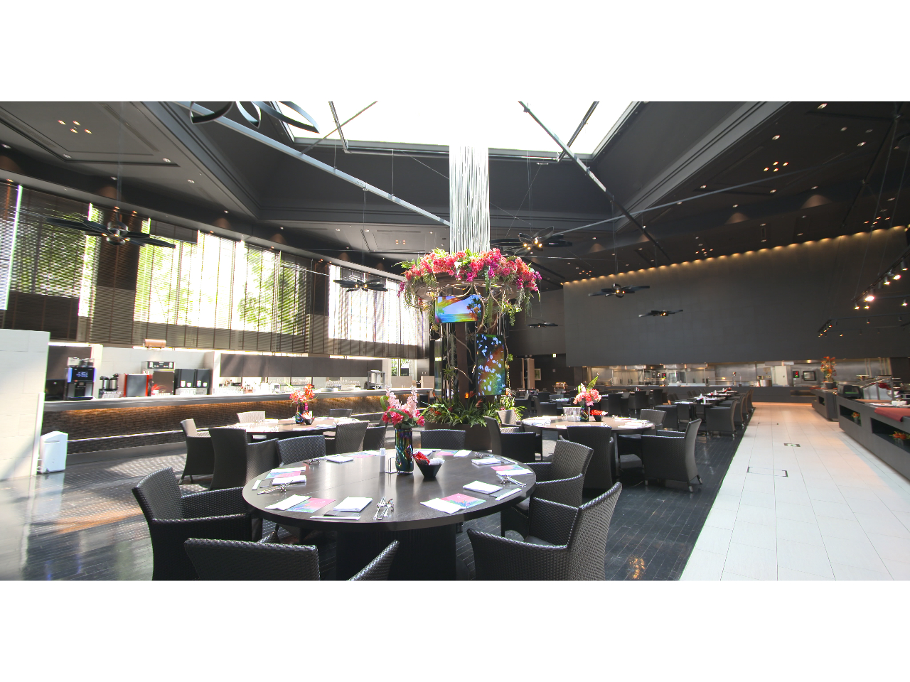 水の癒しとスローブッフェを楽しむ、大人の美食空間