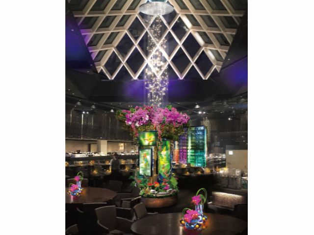 水の癒しとスローブッフェを楽しむ、大人の美食空間