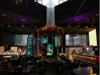 ライブキッチンでのパフォーマンス、フォトジェニックなディスプレイなど、新感覚のエンターテイメントブッフェレストランをぜひ、ご体感ください。