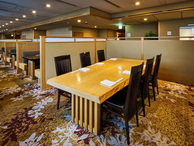 �ő�8���l�܂ł̑��ۂɖʂ����e�[�u����