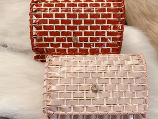 名刺入れです。開けると2段に分かれています。色によって雰囲気が変わります。