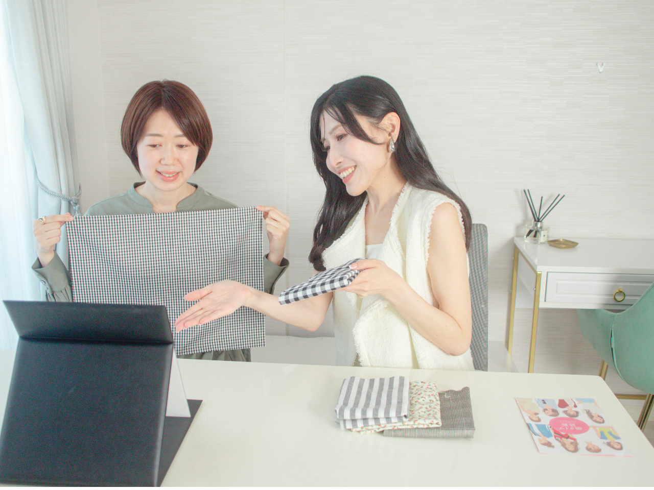 似合う柄やアイテム(服、バッグ、靴など)も合わせたり、お見せしながらご提案します