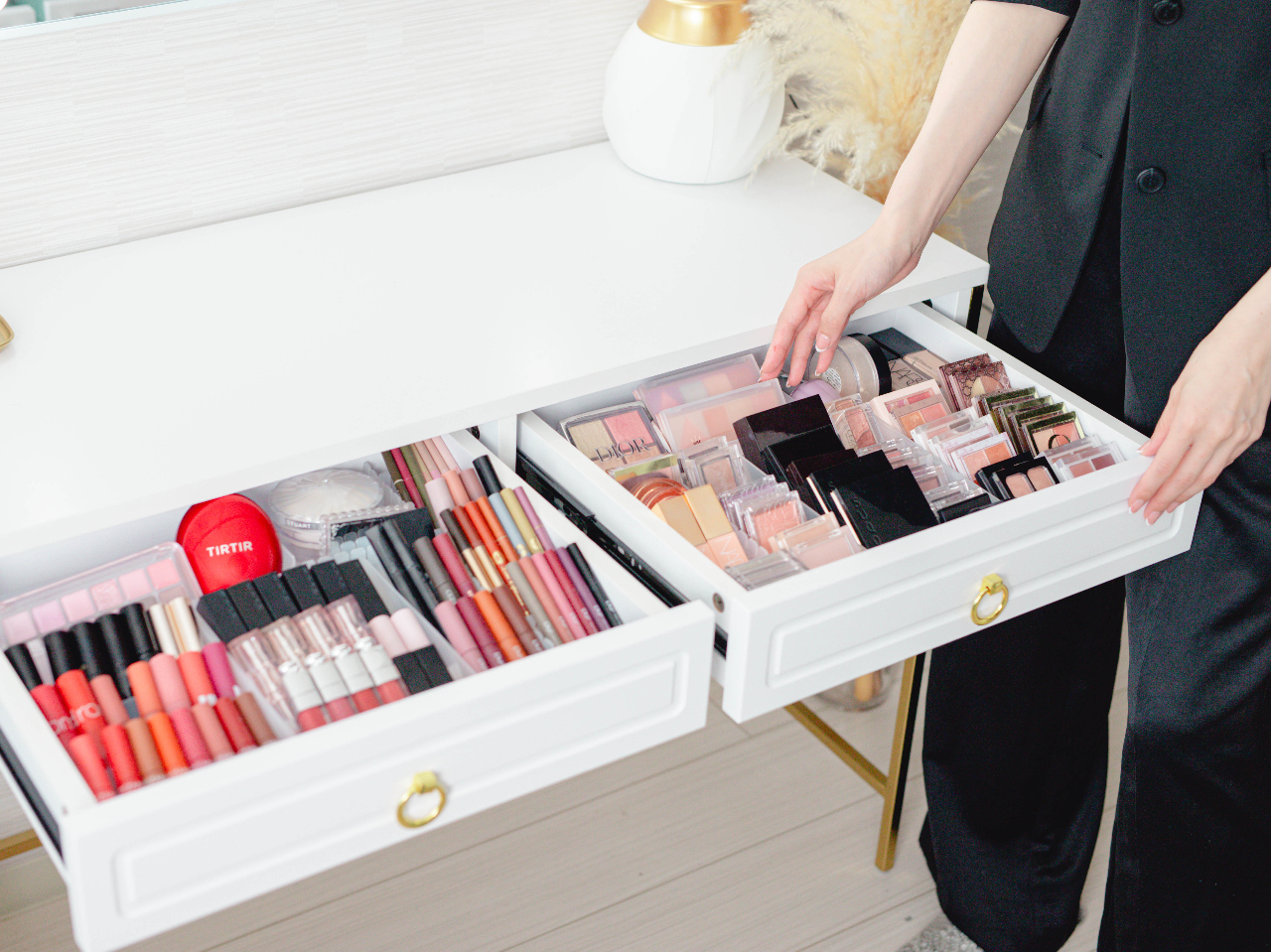 ご持参いただいたお手持ちのコスメのパーソナルカラー仕分けや、今売ってるコスメのおすすめをご提案(写真のコスメは常に入れ替えており、ほんの一部分です)