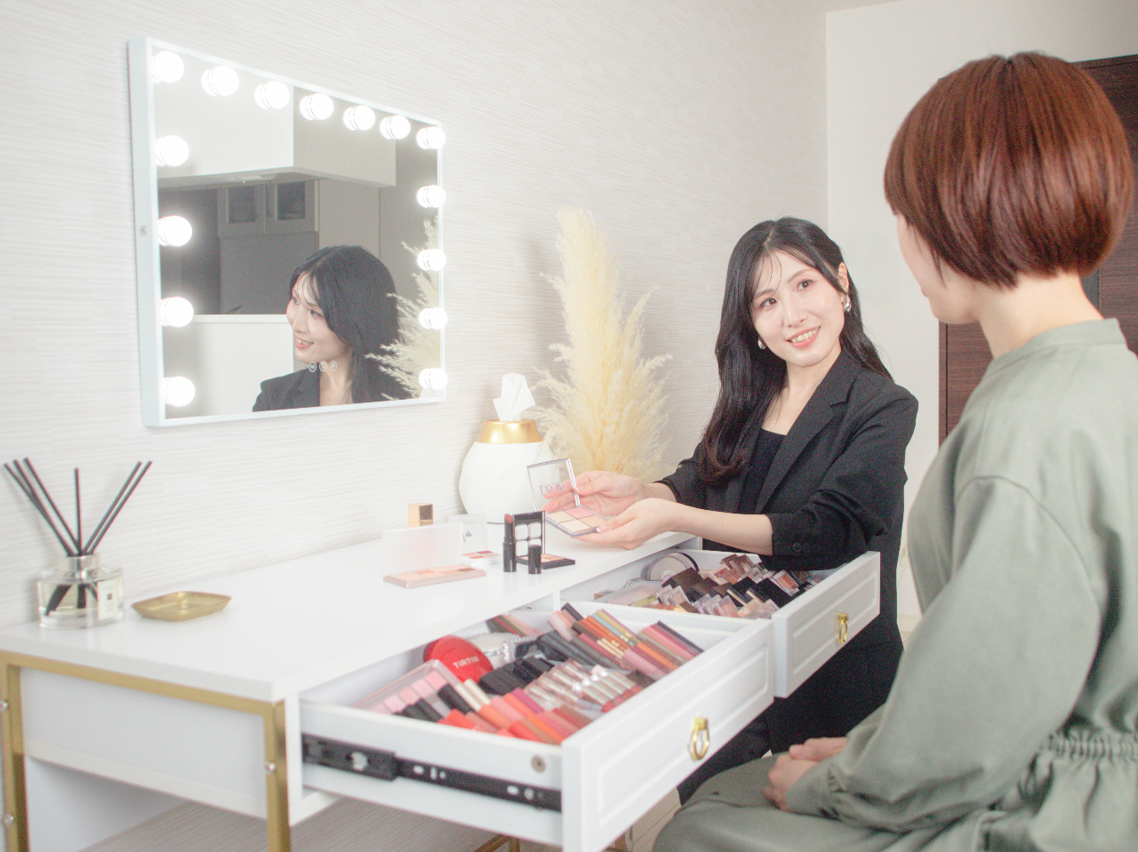 なりたいイメージをお伺いし似合うコスメの中から実際にメイクで使うコスメを一緒に選別してメイクします(デパコス、プチプラ、様々な価格帯をご用意)