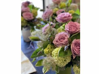 季節の生花をつかってフラワーアレンジメントの体験ができます