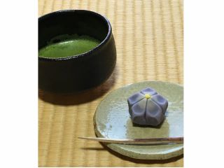 お薄茶と上菓子でおもてなしいたします