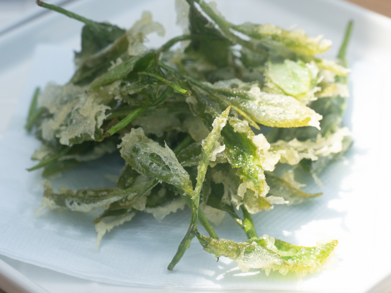 摘むと醗酵が始まってしまうお茶の葉っぱのてんぷらは現地でしか食べられない逸品です。