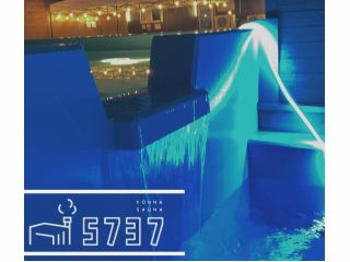 コンナの巨大水風呂は最深部190p!!頭の先まで整い体験! 湧き水を利用しているので、 季節によって温度が変わります!