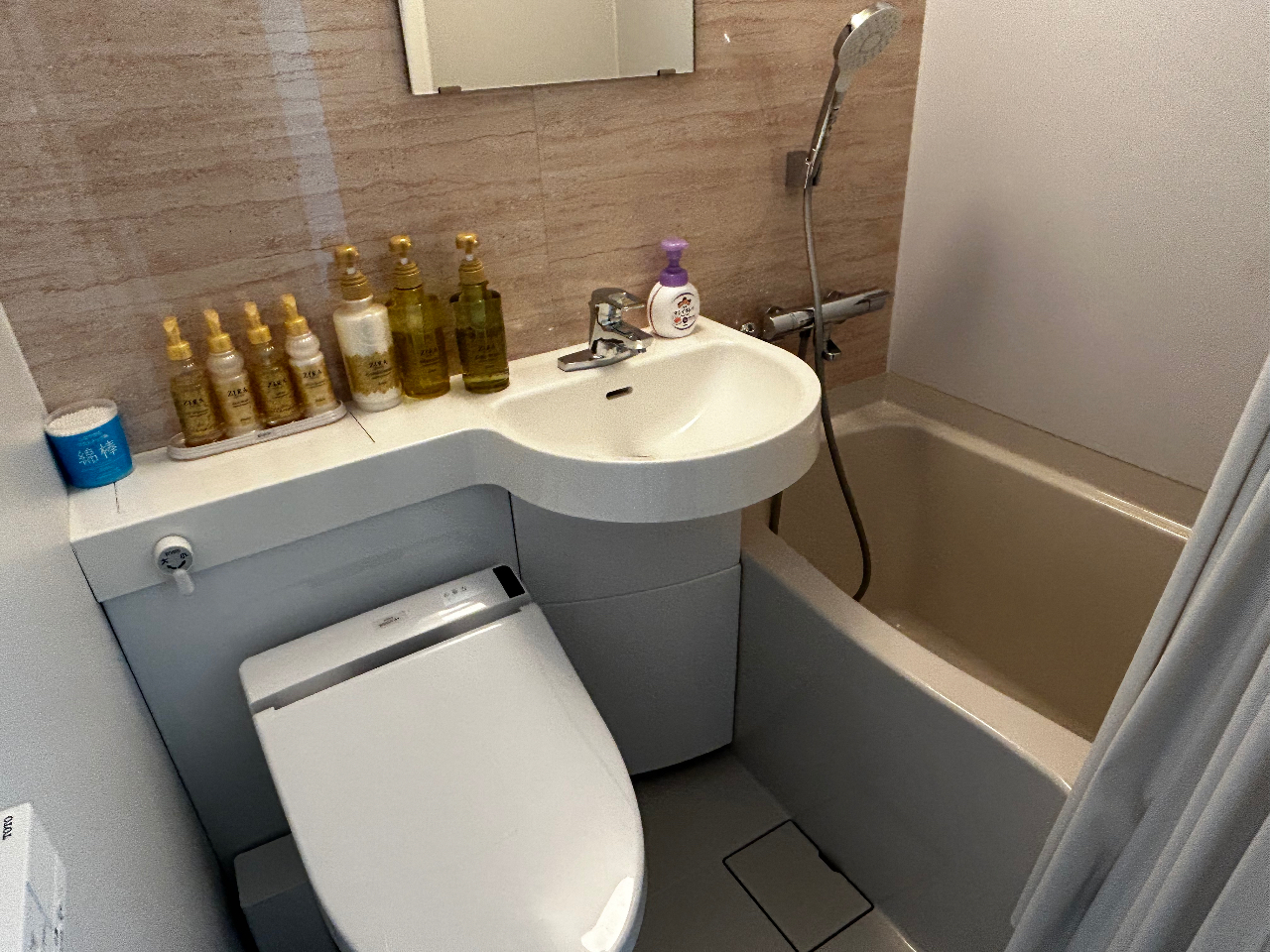 各貸し切り棟にはユニットバスも完備。サウナ後の身支度もここで整えられます。